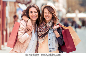 Junge Frauen auf Shopping-Tour