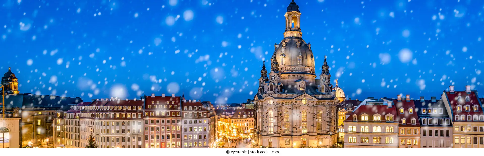 Weihnachtsmarkt auf dem Neumarkt in Dresden Panorama