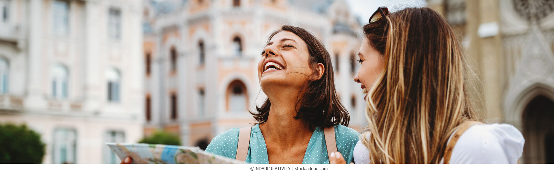 Glückliche Frauen auf einer Reise