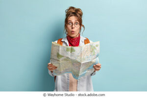 Überraschte Frau mit Landkarte