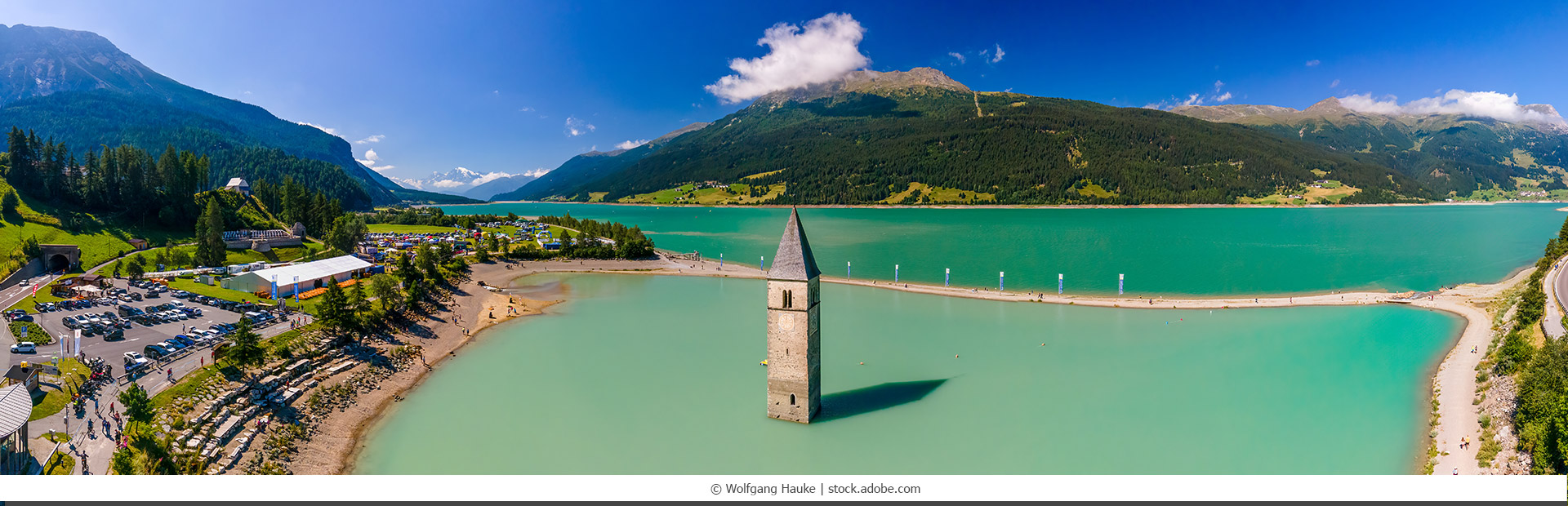 Reschensee in Tirol mit versunkener Kirche