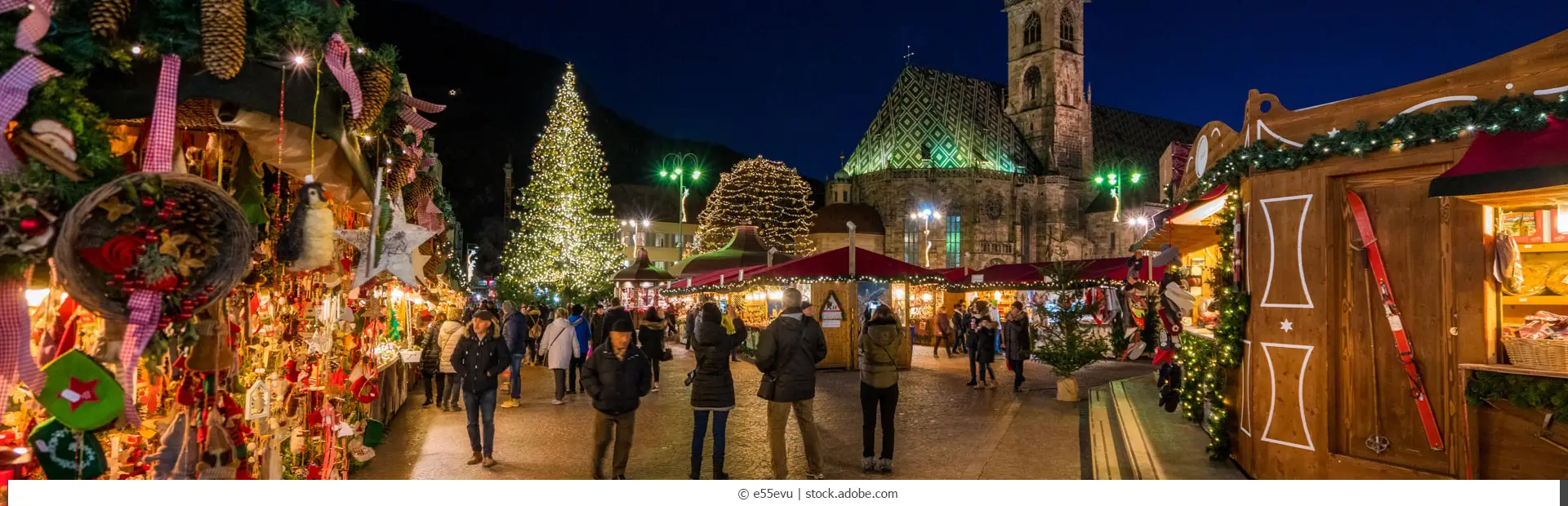 Bozener Weihnachtsmarkt am Abend. Trentino-Südtirol, Italien.
