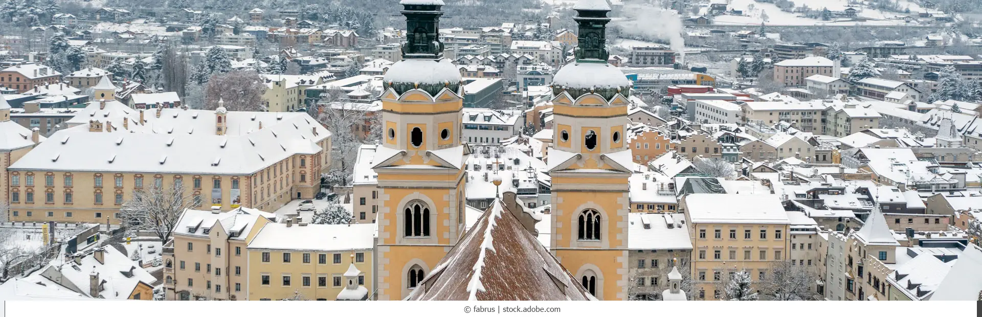 Dom St. Maria Himmelfahrt und St. Kassian in Brixen. Brixen ist eine kleine Stadt in Südtirol im Norden Italiens. Luftaufnahme der im Winter schneebedeckten Altstadt.