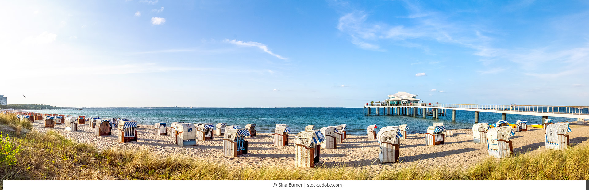 Strandkörbe vor der Travemünde - Skyline