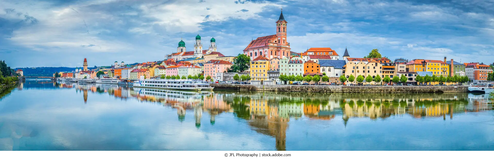 Passau-Stadtpanorama mit Donau bei Sonnenuntergang