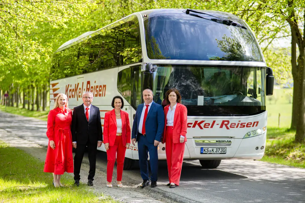 Familie Käckel vor einem Reisebus von Käckel-Reisen